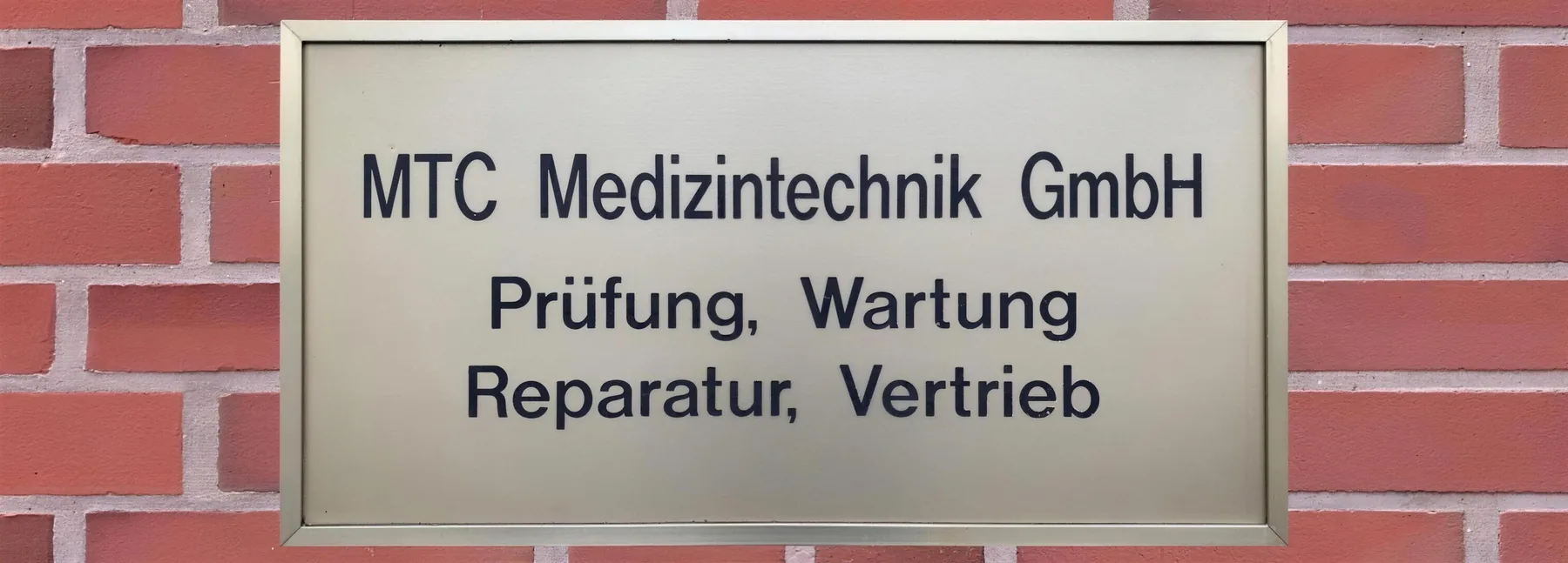 Messingschild MTC Medizintechnik GmbH mit Prüfung, Wartung, Reparatur, Vertrieb